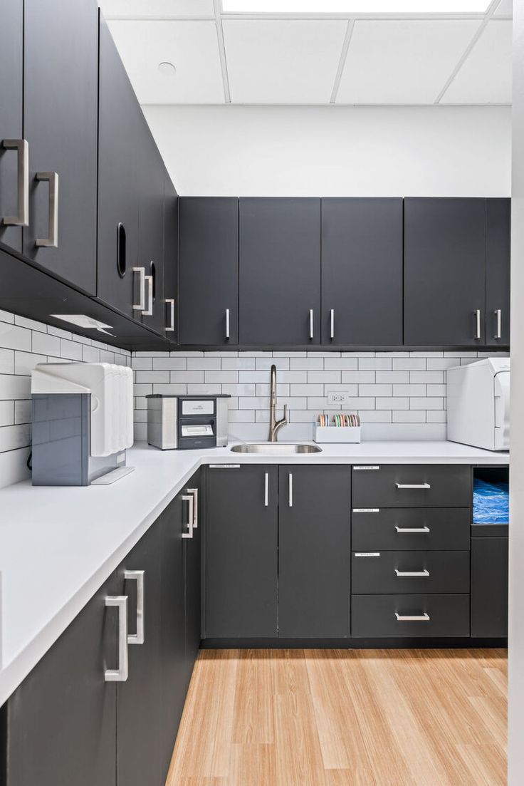 مطبخ ألومنيوم بألوان داكنة - تصميم أنيق وراقي - مطابخ داكنة الكويت